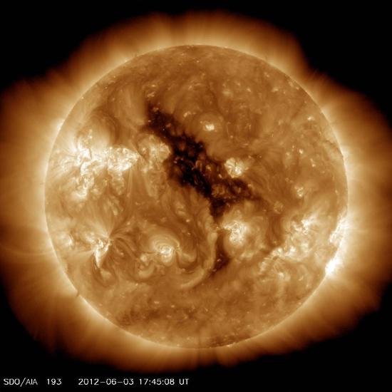 太阳爆发强烈日冕:巨大冕洞直径超地球50倍 太阳爆发强烈日冕:巨大冕洞直径超地球50倍