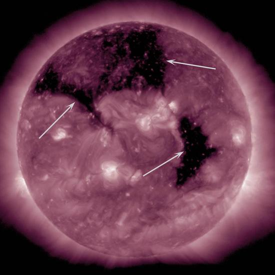 太阳爆发强烈日冕:巨大冕洞直径超地球50倍 太阳爆发强烈日冕:巨大冕洞直径超地球50倍