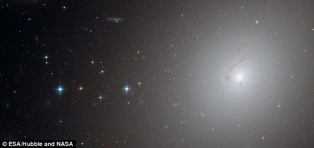 2010꣬̫֡ԶһǶ㵽ġNGC 4696ϵ