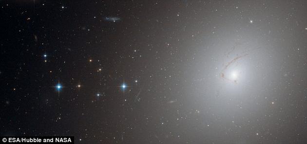 2010꣬̫֡ԶһǶ㵽ġNGC 4696ϵ