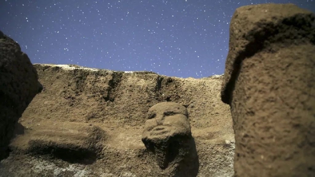 土耳其发现1.1万年前怪异石柱