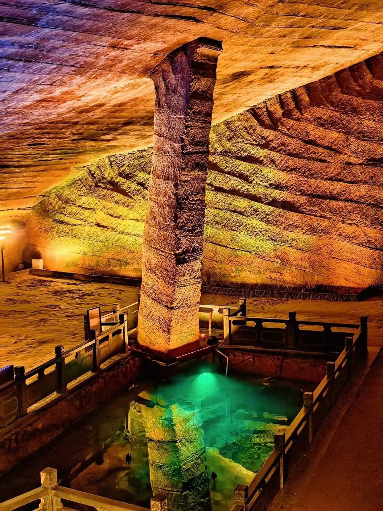 ����ʯ�߸������Ǹ��˲ι۵�