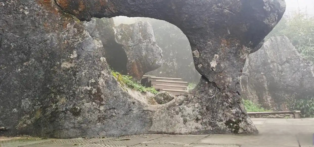 ����ɽ����ʯ�ˣ�ÿ�����ڵ���